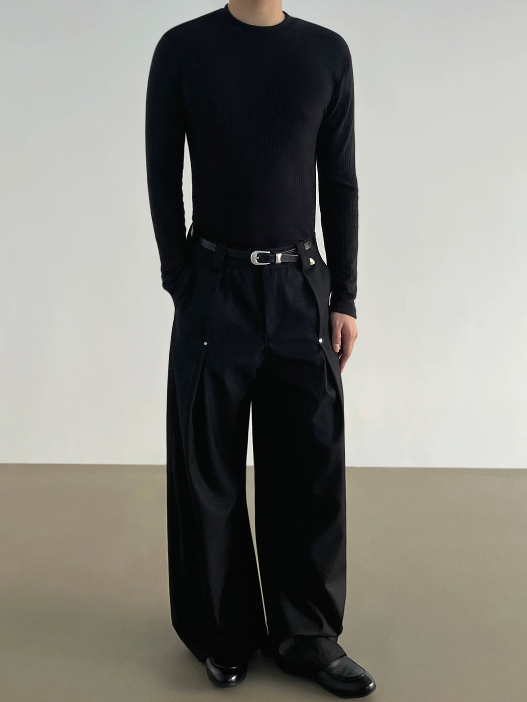 Pantalones amplios de pierna ancha con pliegues y corte en A 