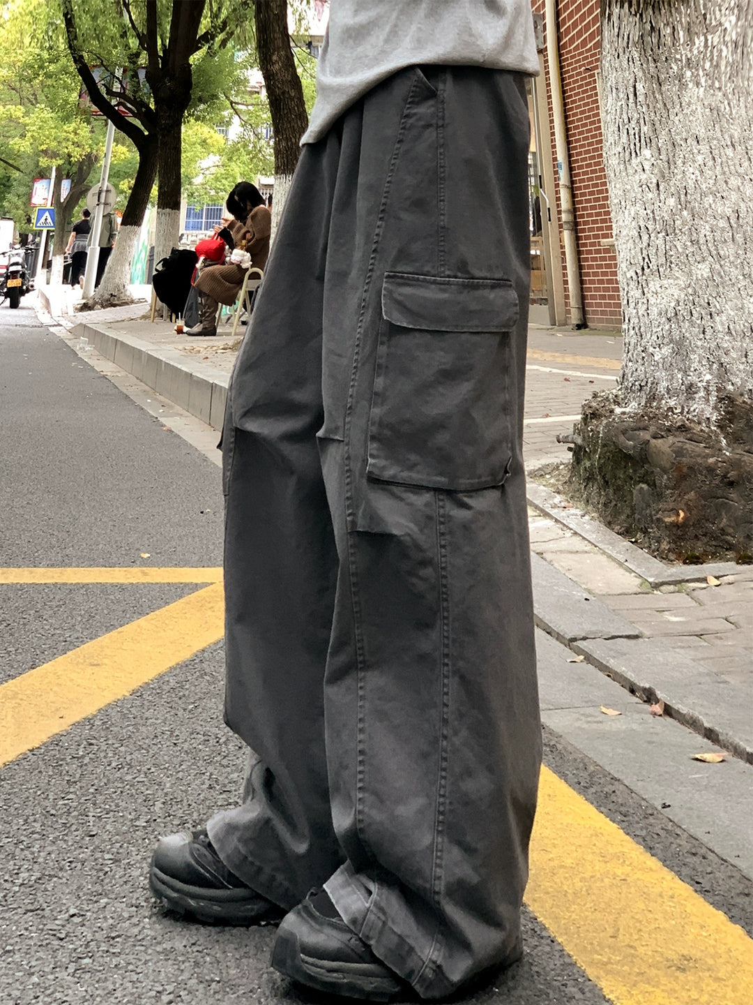Pantalones cargo de pierna ancha y múltiples bolsillos sueltos 