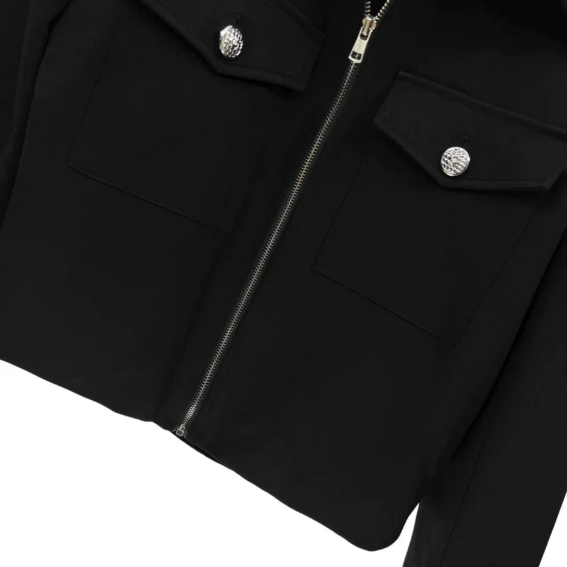 Kratší sako s klopou a ručně vyrobenými knoflíky 