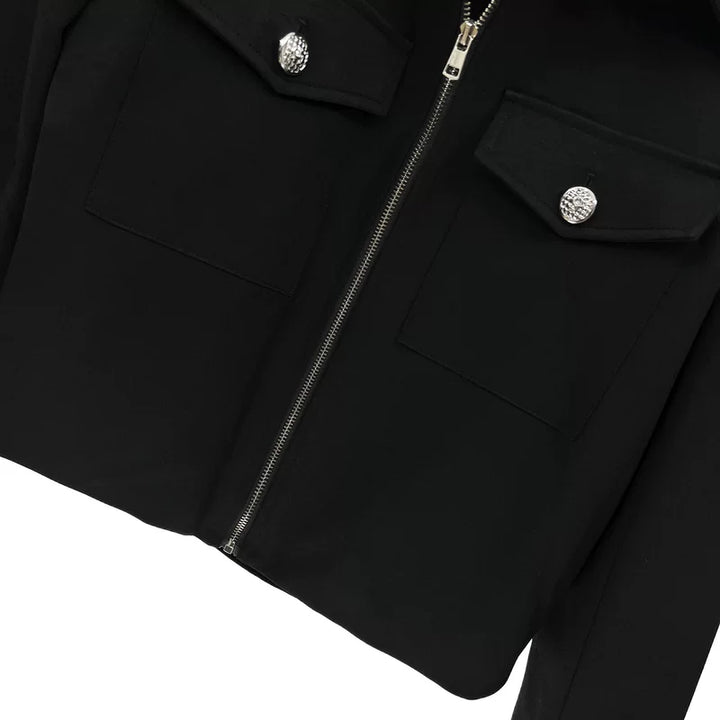 Kratší sako s klopou a ručně vyrobenými knoflíky 