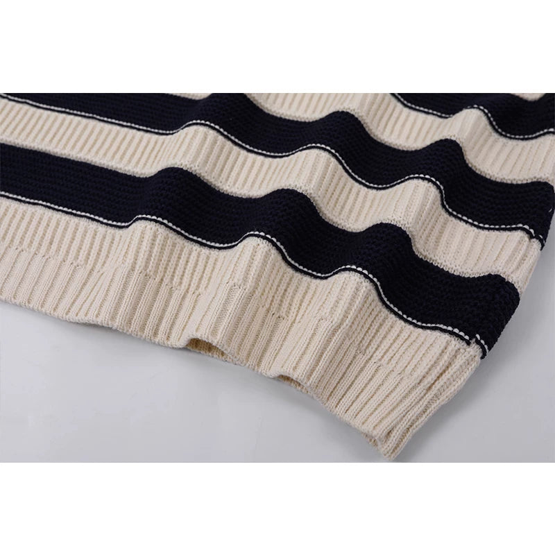 Suéter de punto de rayas con cuello redondo y mangas largas 