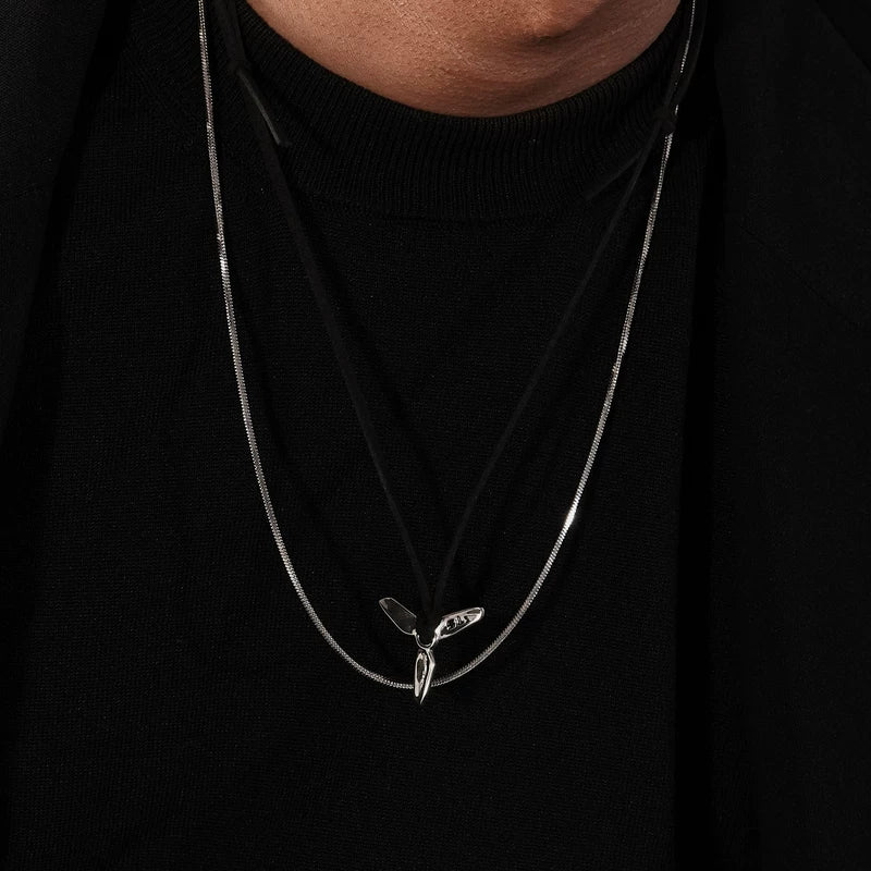 Collier en cuir minimaliste avec pendentif 