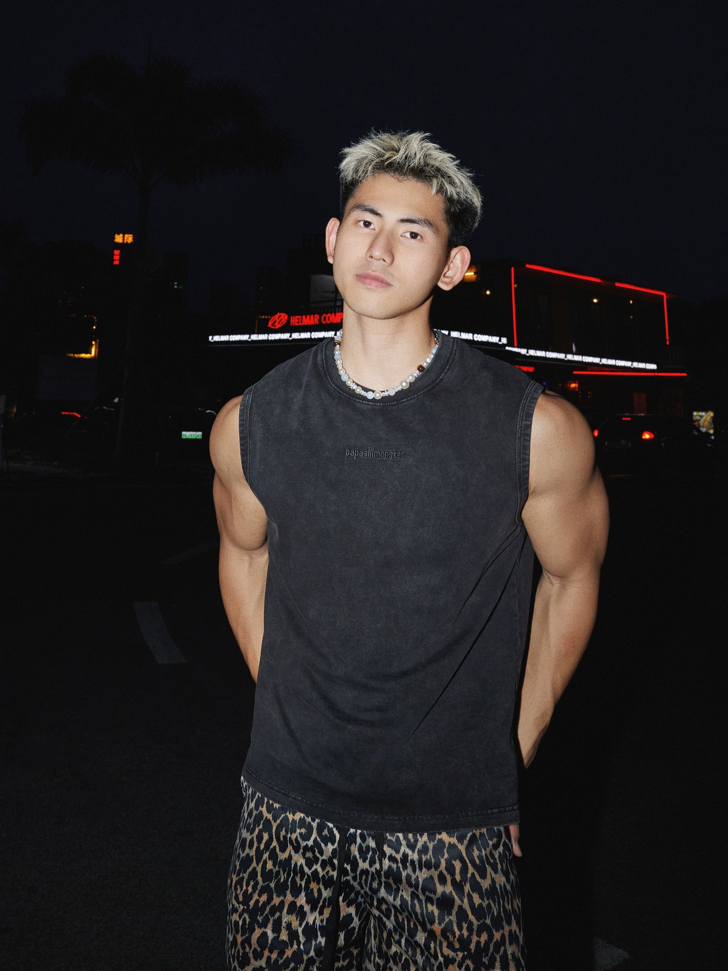 سترة معدنية مزخرفة بدون أكمام بتصميم عتيق 