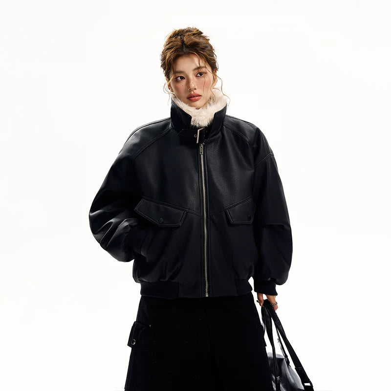 Veste matelassée en faux cuir avec col en fourrure 