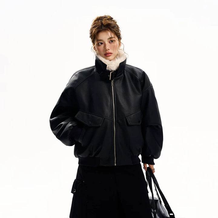 Veste matelassée en faux cuir avec col en fourrure 