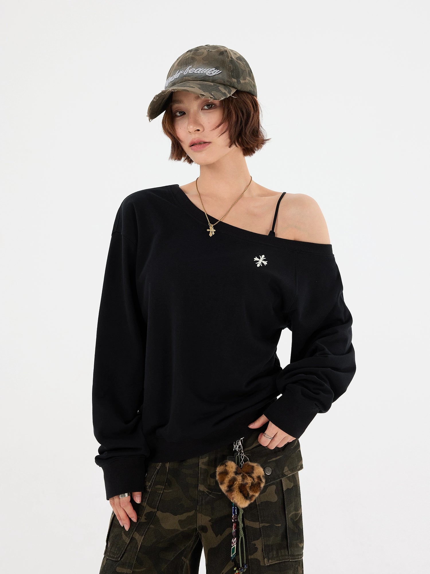 سويت شيرت بولوفر بكتف مكشوف بطباعة كروس 