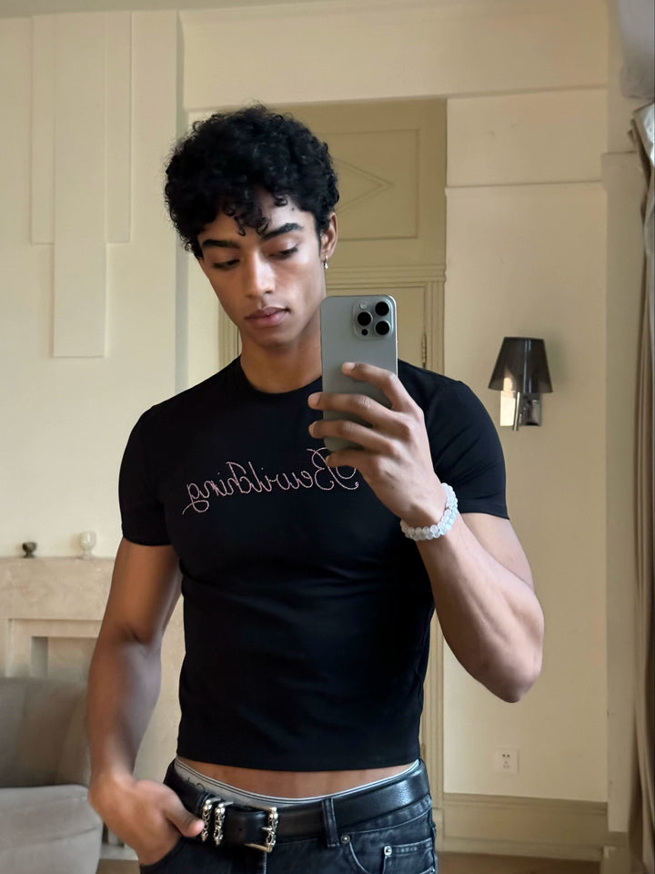 Camiseta ajustada de manga corta con letras de strass 