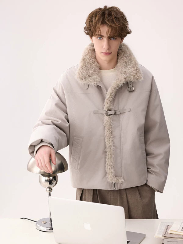 모피 칼라가 있는 다운 재킷 