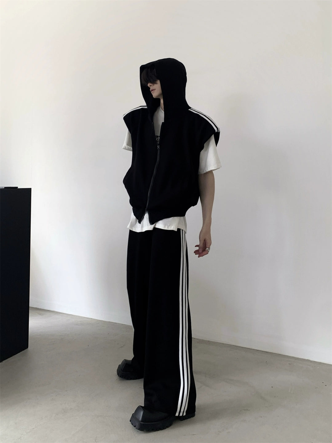 Ensemble de sport à capuche sans manches à trois bandes 