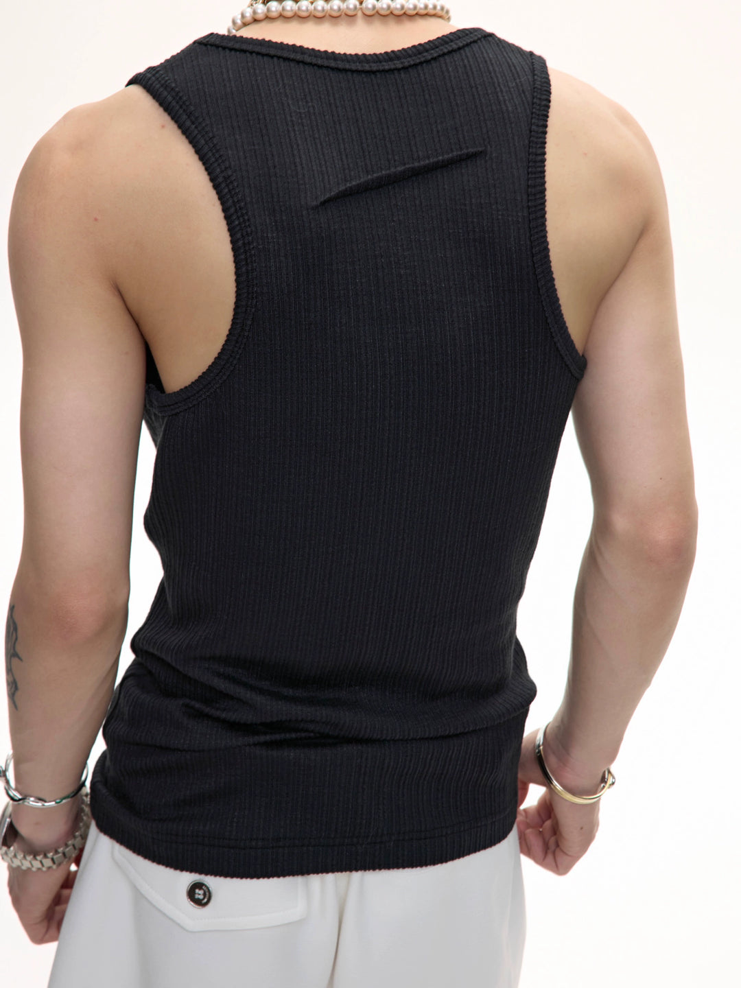 Colete Sem Mangas U-Neck com Acento de Metal 