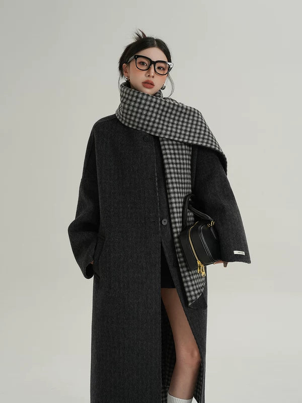 Длинное шершавая пальто с клетчатым шарфом 