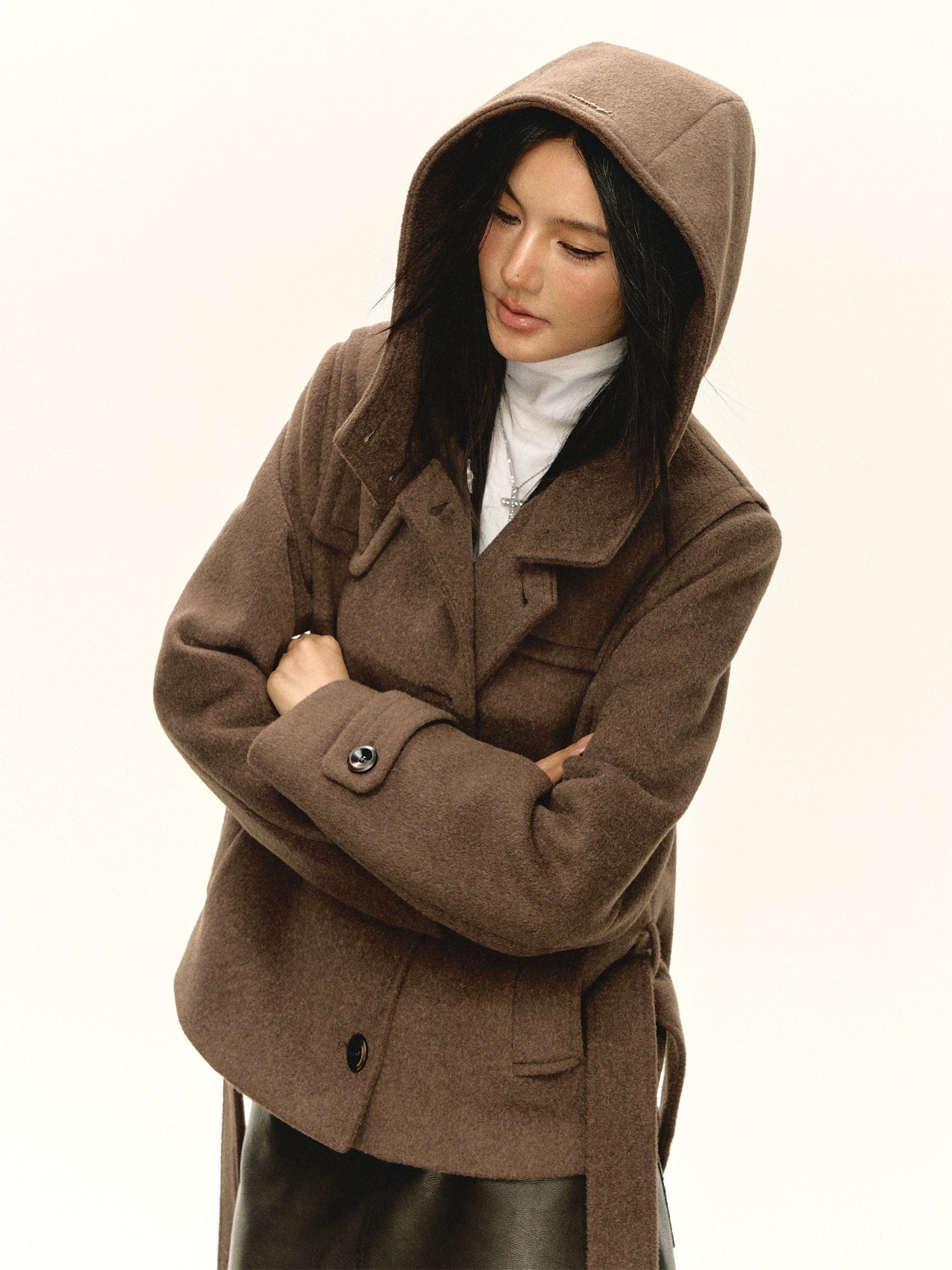 Cappotto con cappuccio in pelliccia sintetica con cintura 