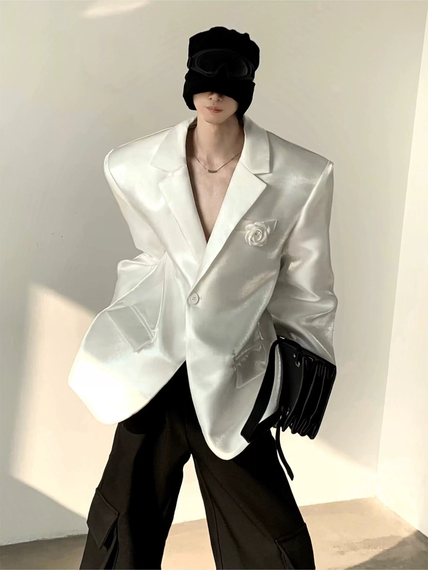 بدلة وسادة كتف مزينة بدبوس وردي سائل 