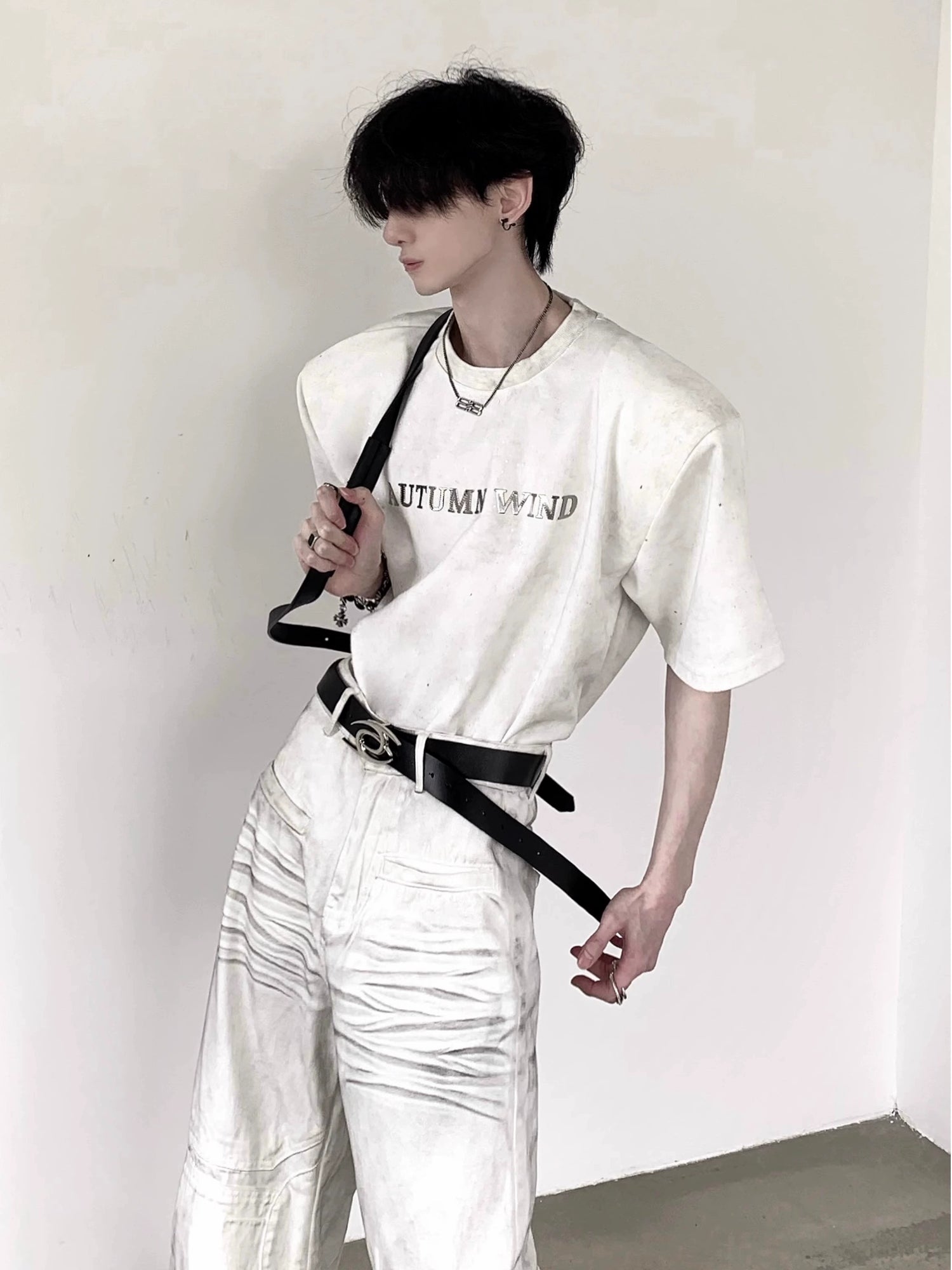 بلوزة قصيرة الأكمام مع وسادة كتف بتصميم معدني 