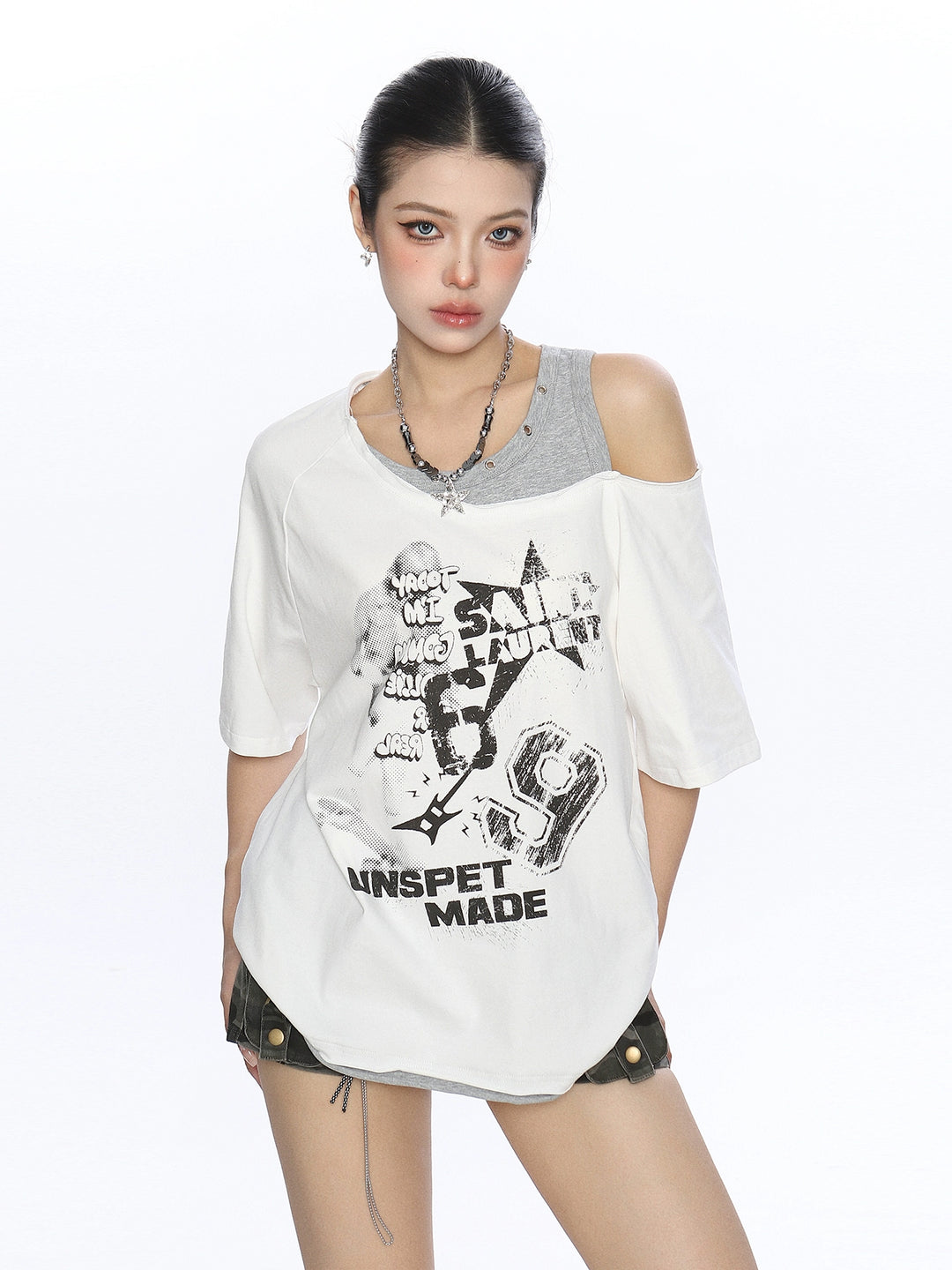 Σετ T-Shirt με εκτύπωση Γκράφιτι και ανοιχτούς ώμους 