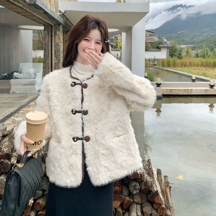 سترة قصيرة من الفرو الصناعي مع أزرار 