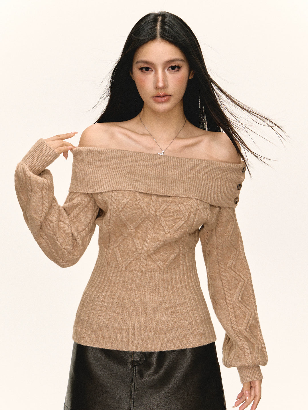 Pull en maille torsadée à épaules dénudées 