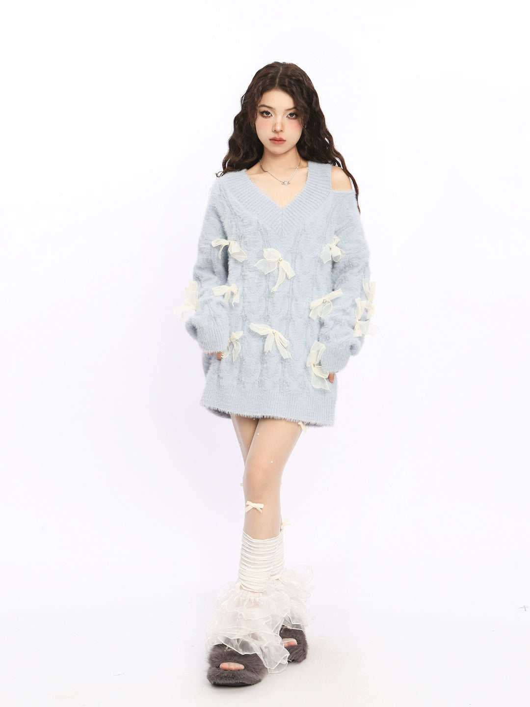Off-shoulder stickad tröja med rosetter 