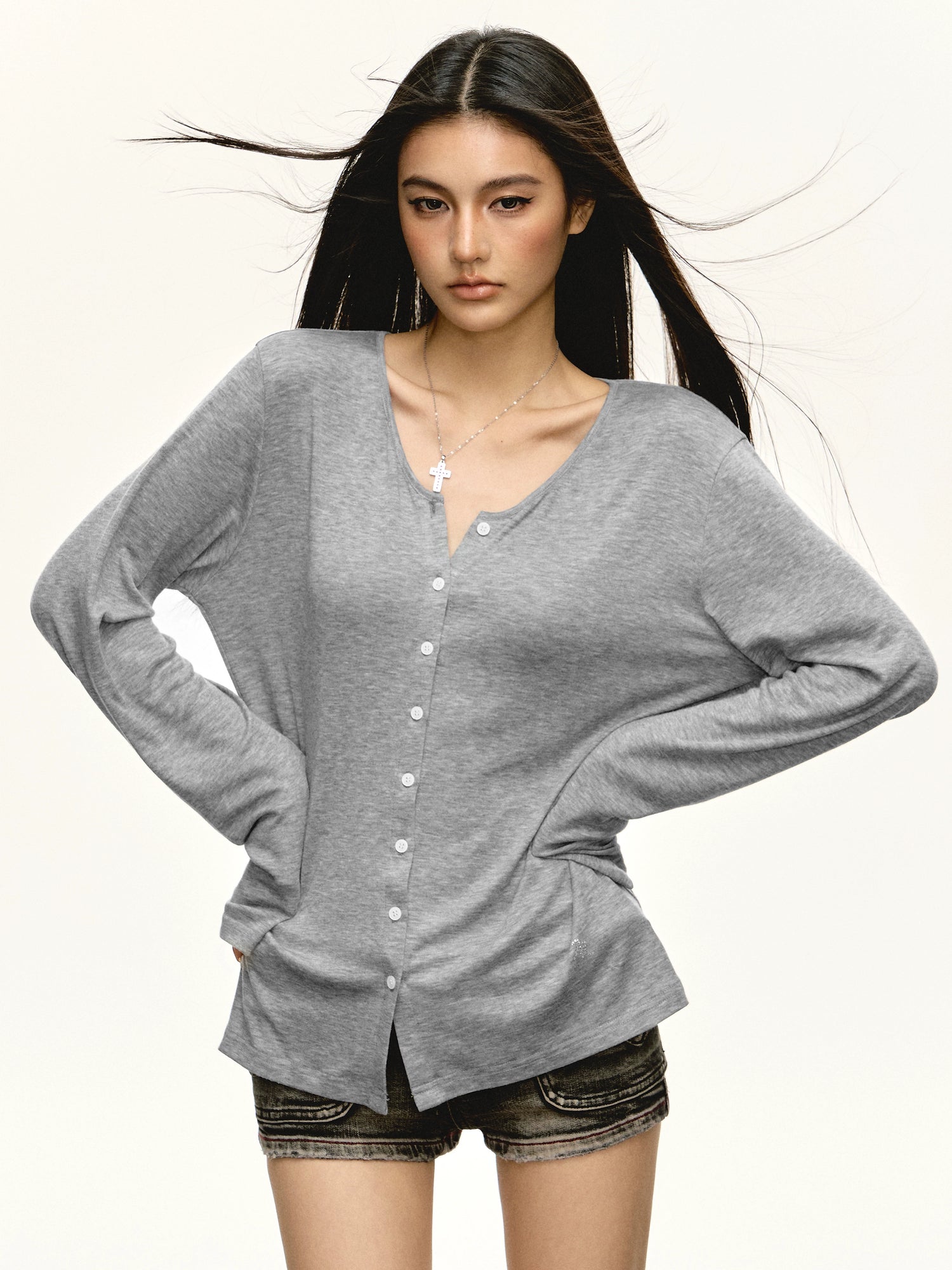 بلوزة بأزرار ذات ياقة مدورة بأكمام طويلة ونمط ضيق 