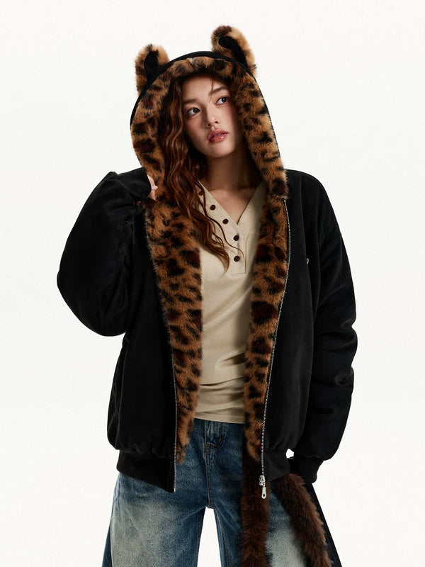 Giacca con cappuccio foderata in pile e rifiniture in leopardato 