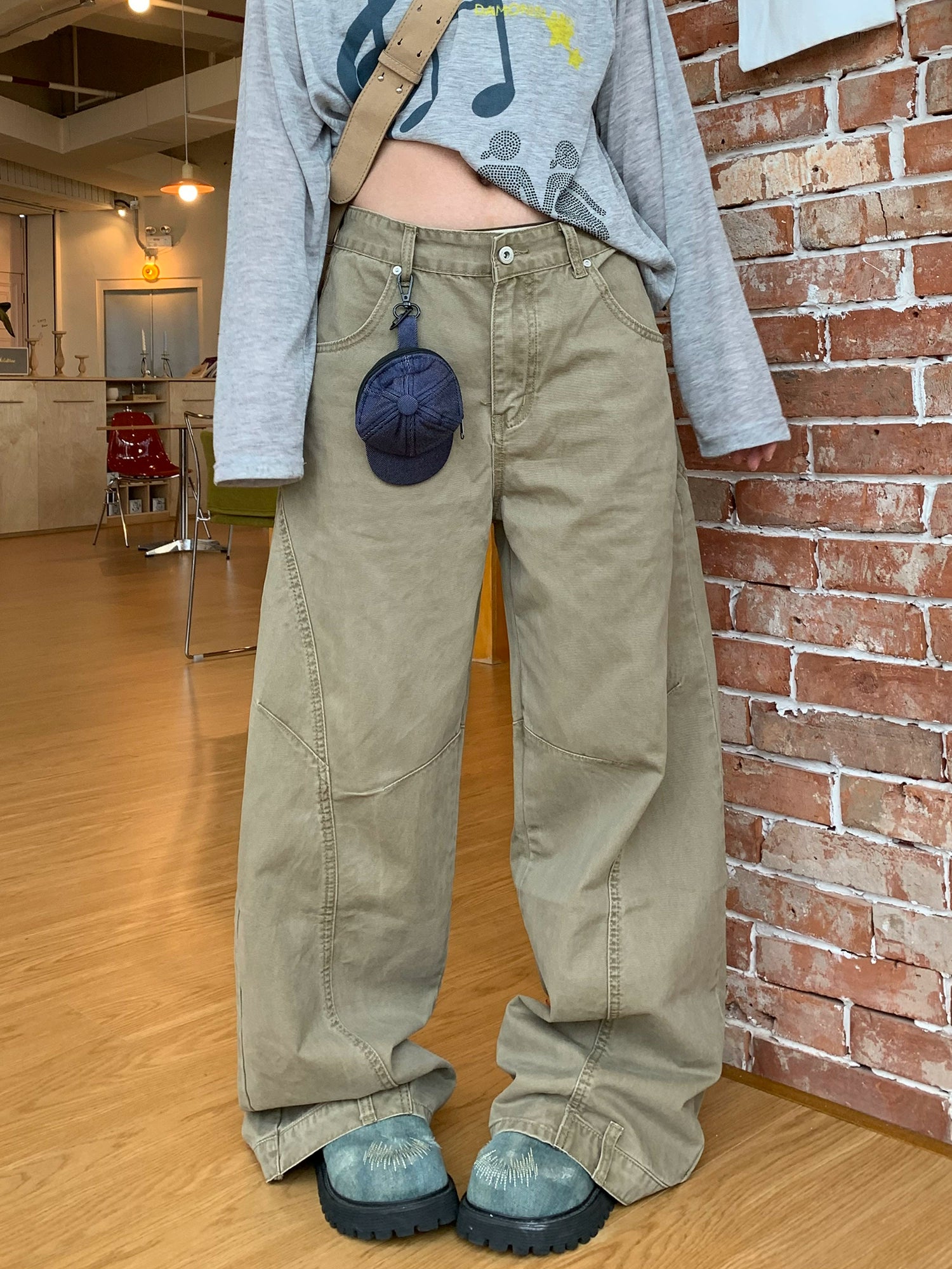 Weite legere dekonstruierte Latzhosen 