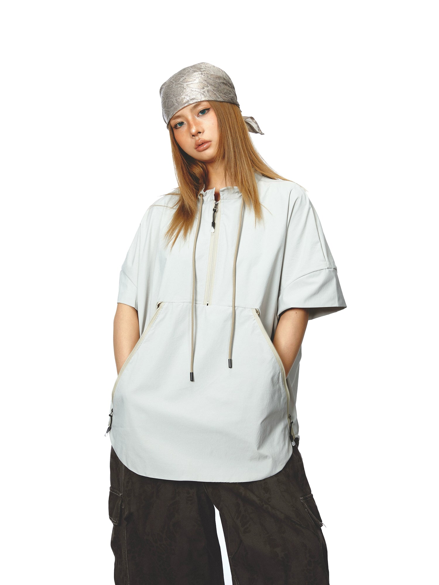 قميص قصير الأكمام بياقة نصف سحاب 