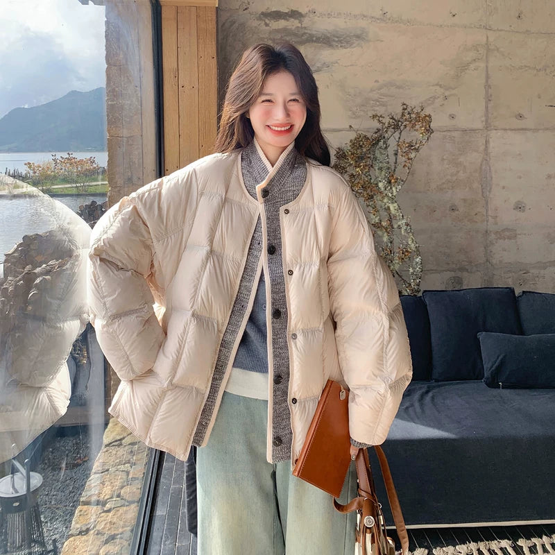 ג'קט קצר עם שכבת פוך וכובע סרוג 