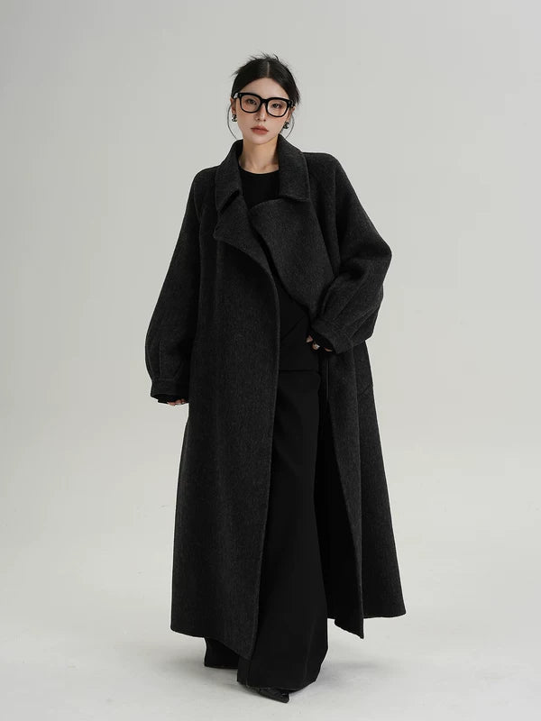 Длинное шершащее пальто с поясом и карманами 