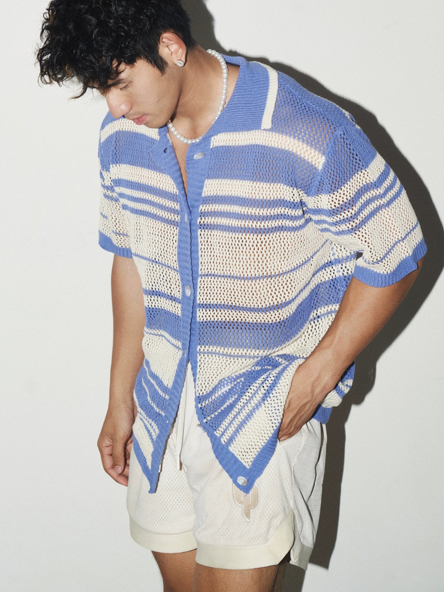 Gestreiftes kurzärmliges Knopfhemd aus Strick 