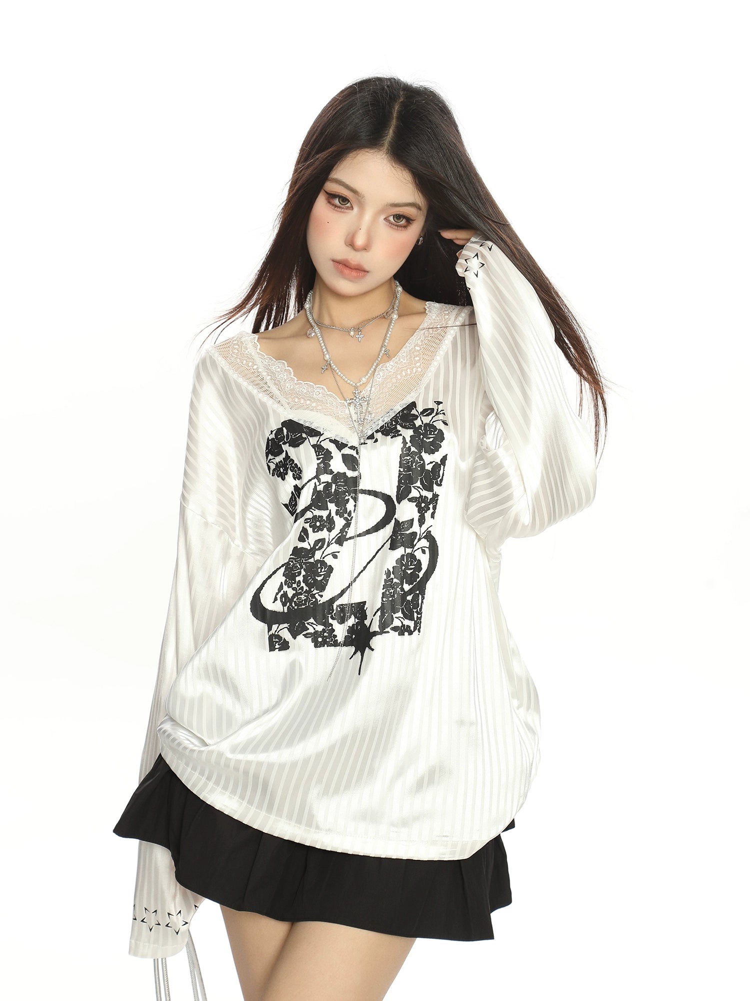 Top in raso con scollo a V in pizzo e maniche lunghe 