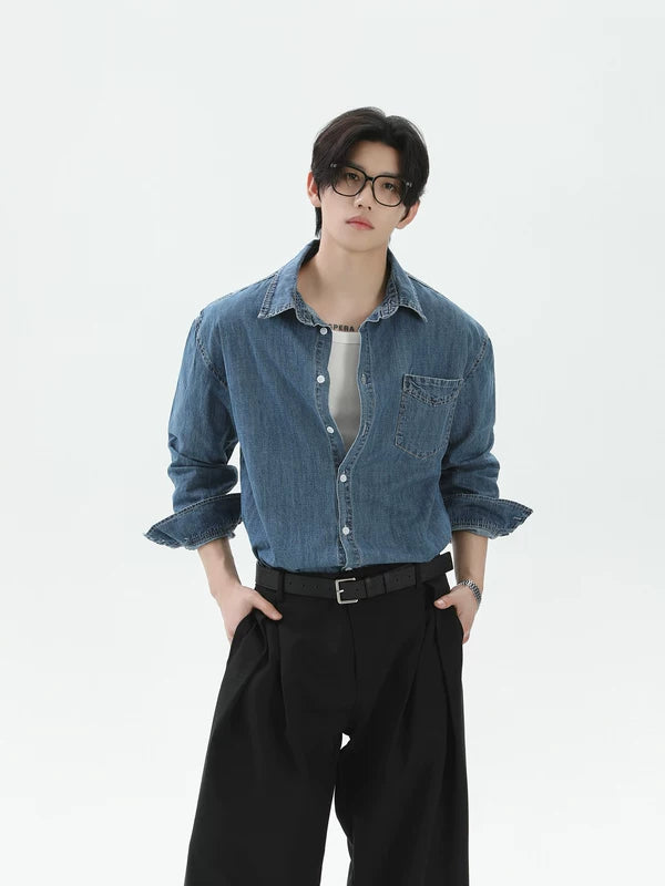 가슴 포켓이 있는 데님 버튼업 셔츠 