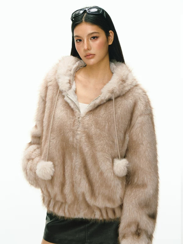 Chaqueta con cremallera y capucha de piel sintética 
