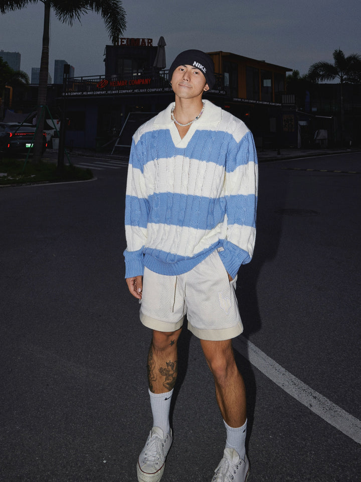 Sweter w serek o luźnym kroju z retro paskami 