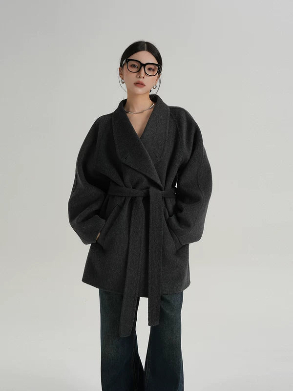 Поясное полудлинное шерстяное пальто 