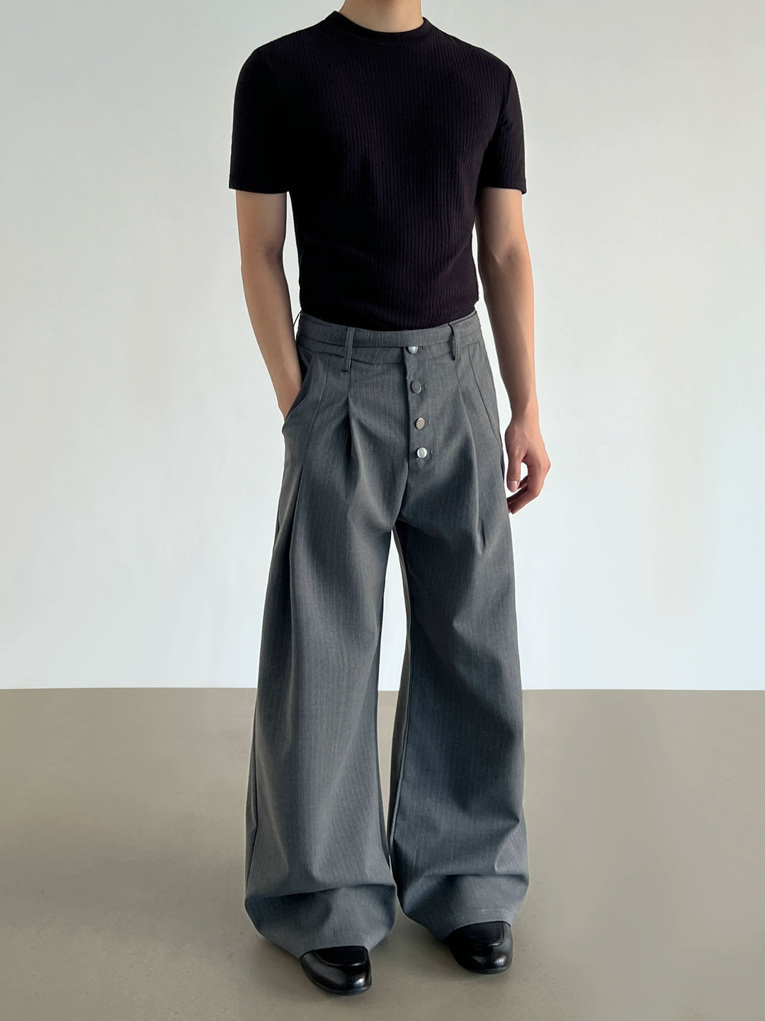 Gestreifte weite High-Waist-Hosen 