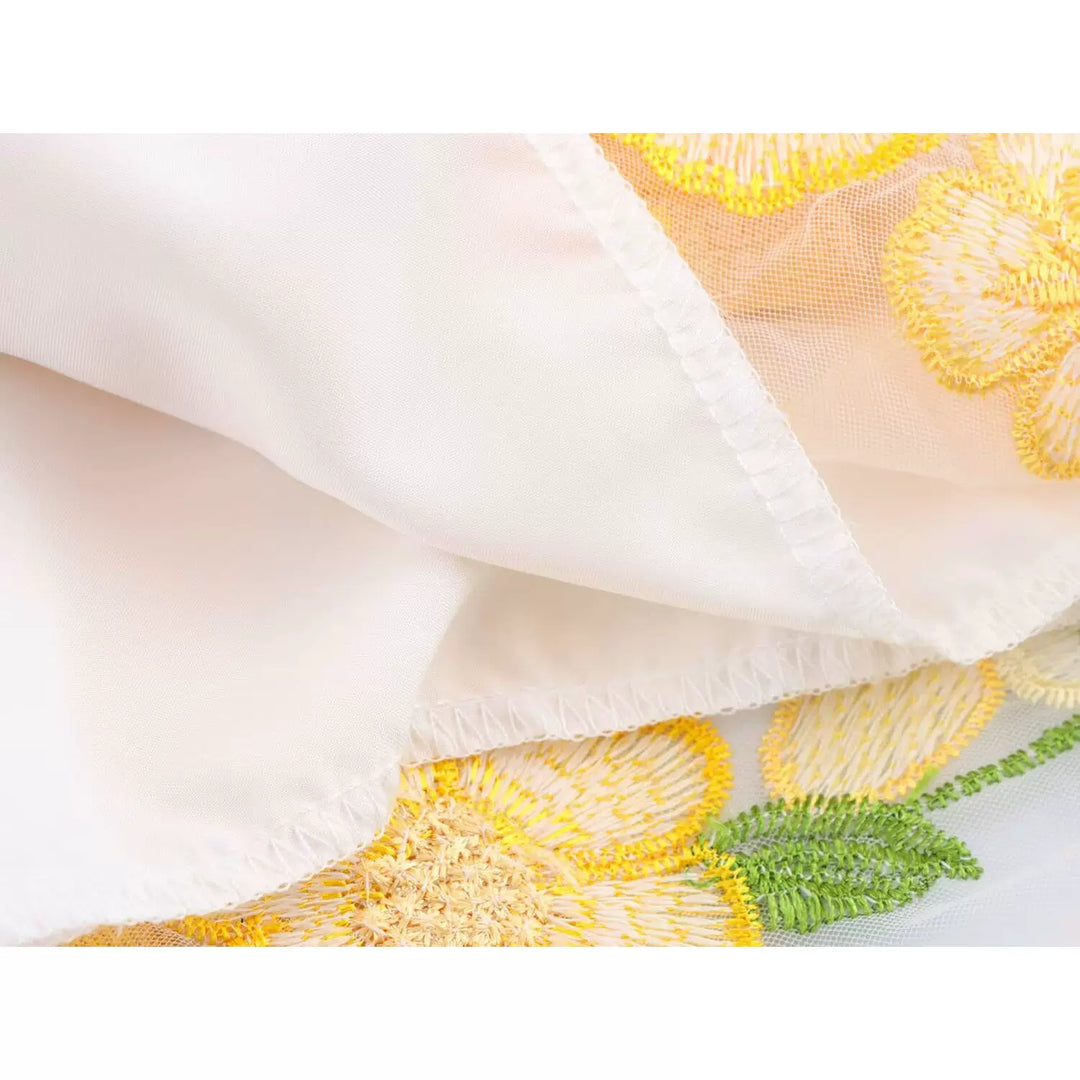 Vestido com Manga Puff e Bordado Floral em V 