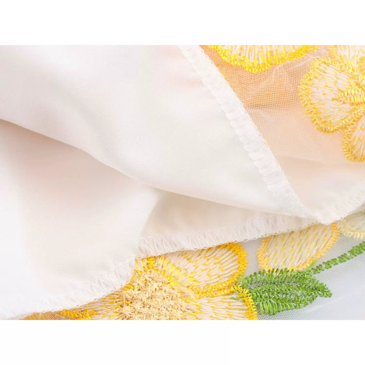 Vestido com Manga Puff e Bordado Floral em V 