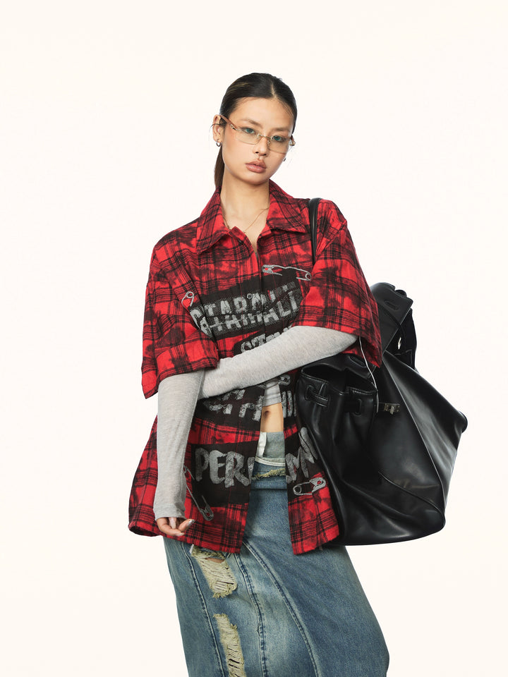 Camicia a maniche corte con toppe di lettere in plaid strappato 