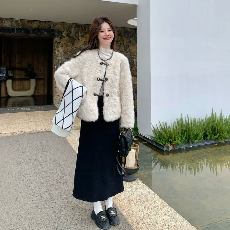 سترة قصيرة من الفرو الصناعي مع أزرار 