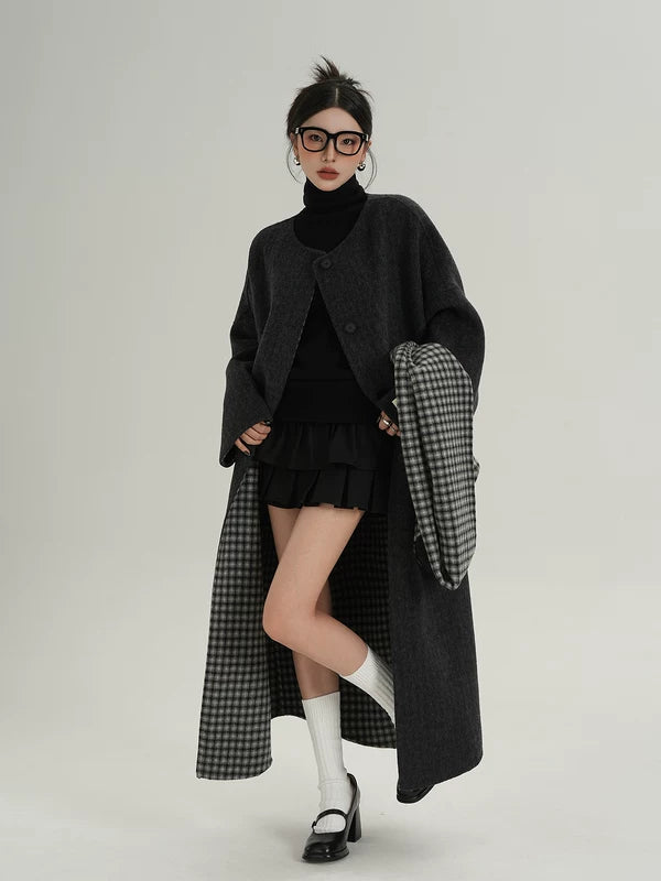 Длинное шершавая пальто с клетчатым шарфом 