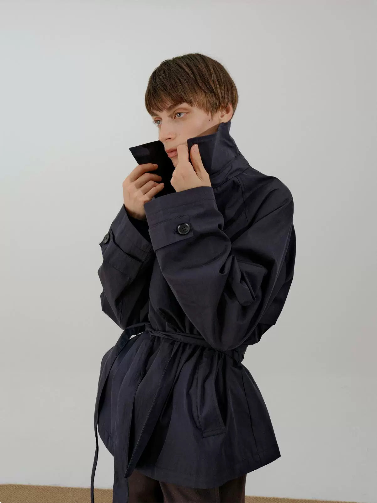 جاكيت واقي من الرياح قصير مزود بحزام للرجال 