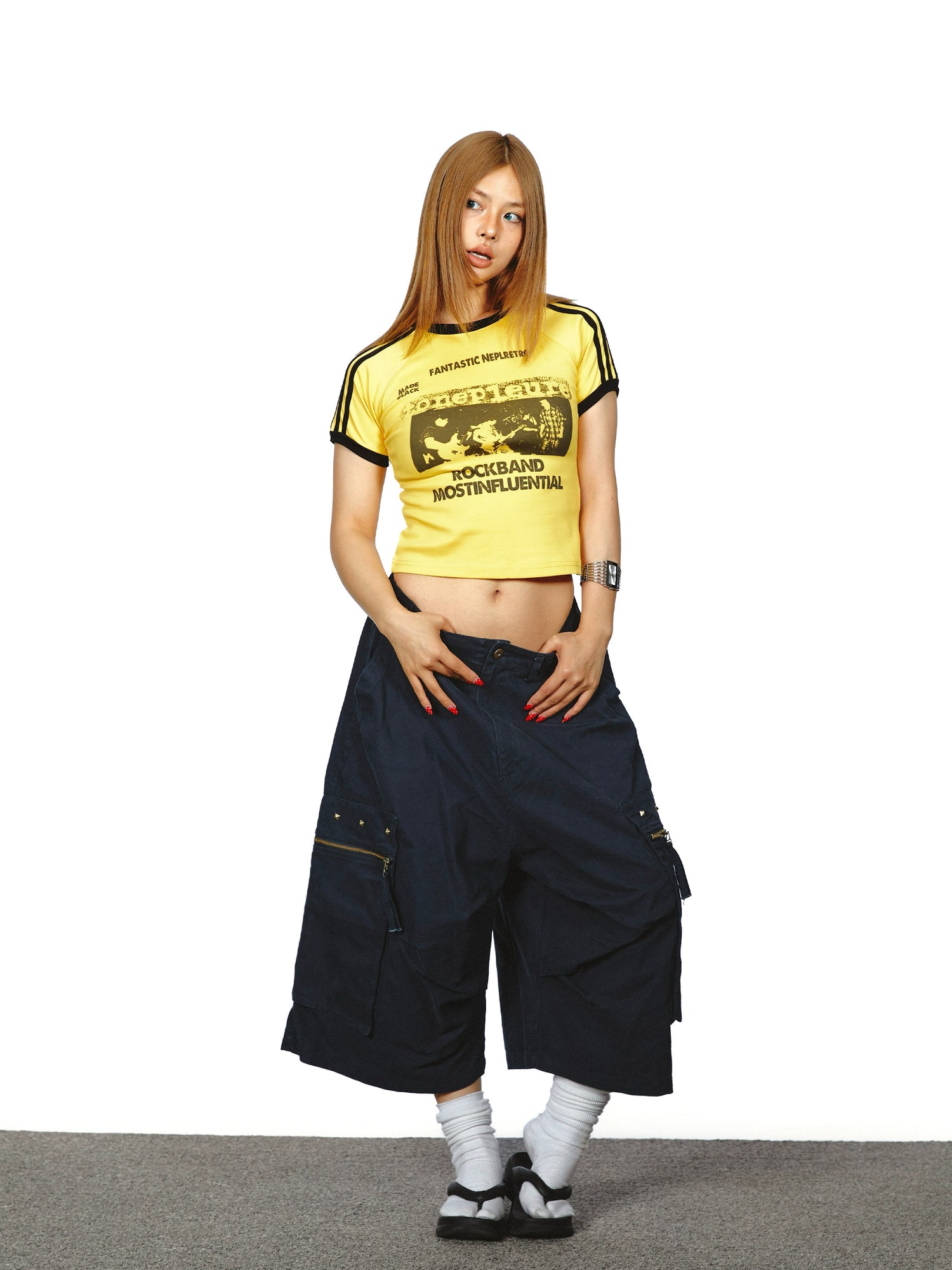 تي شيرت قصير الأكمام مزين برسومات 