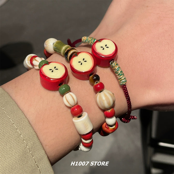 Pulsera hecha a mano de cuentas de cerámica en forma de manzana 