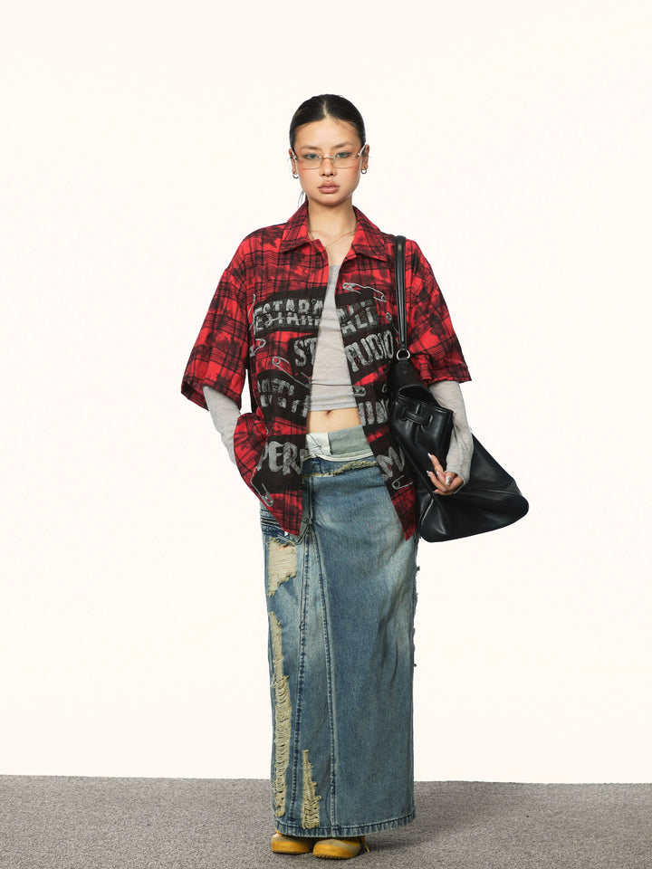 Camicia a maniche corte con toppe di lettere in plaid strappato 