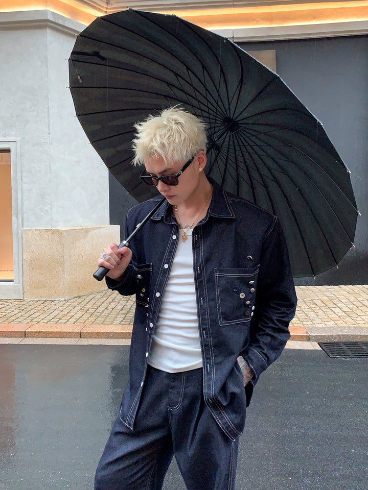 Dekonstruierte Denimjacke und weite Hosen 