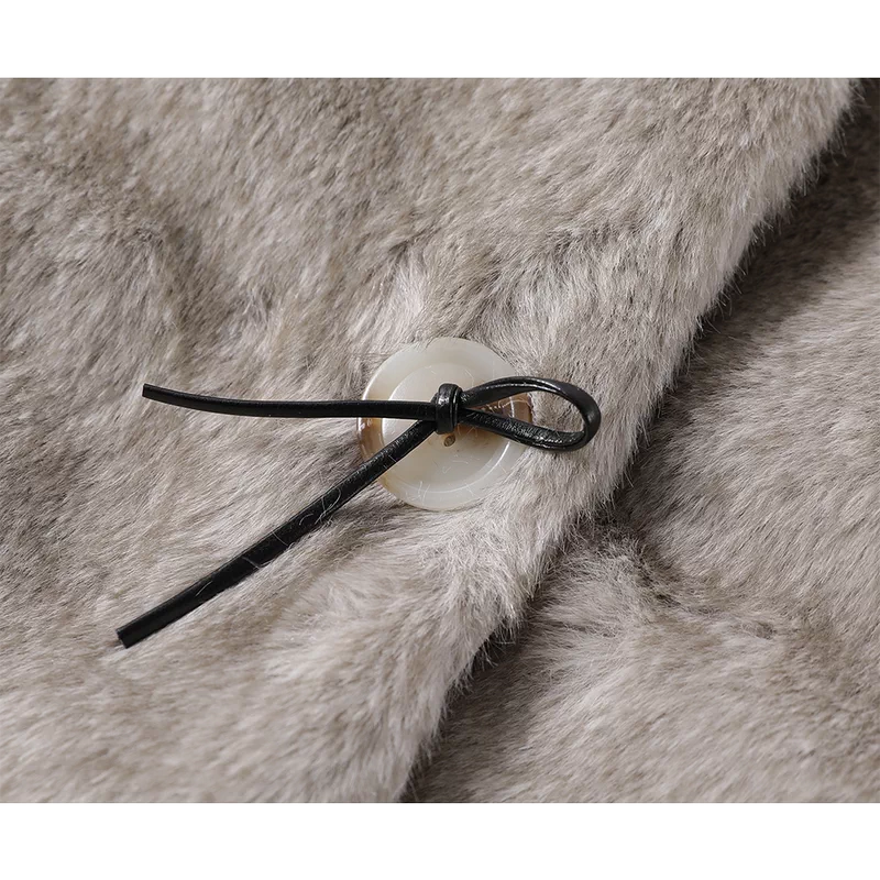 جاكيت شتوي من الفرو الصناعي مع حواف دانتيل 