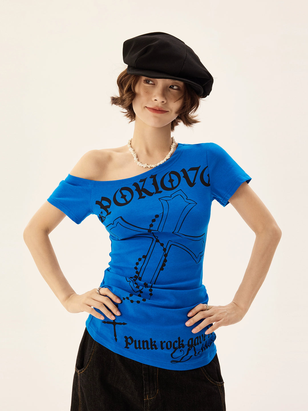 T-shirt slim à épaules dénudées avec impression croisée 