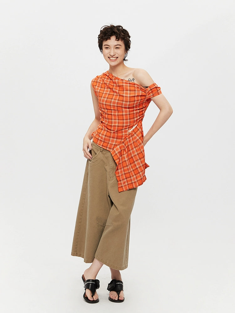 T-shirt à carreaux asymétrique à épaule dénudée 