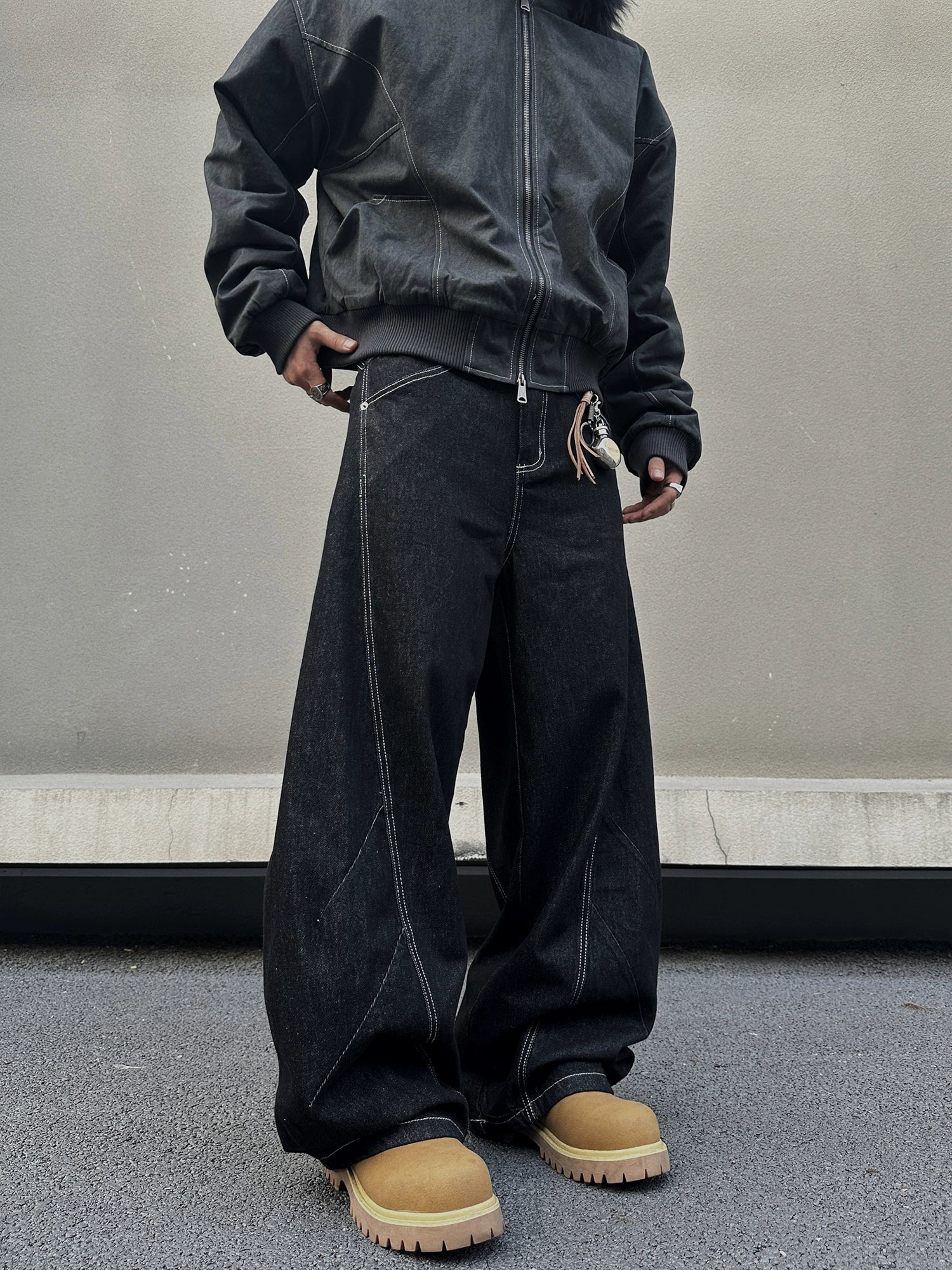 بنطلون جينز بخياطة مفككة بساق عريضة 