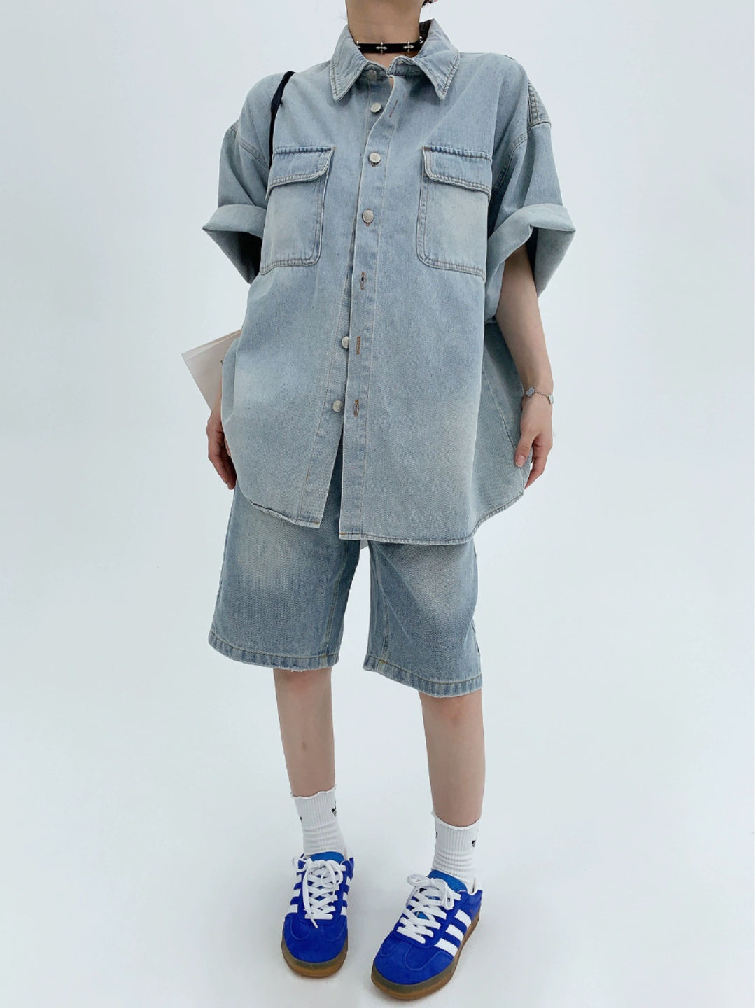 Chemise à manches courtes en denim surdimensionnée avec boutons 